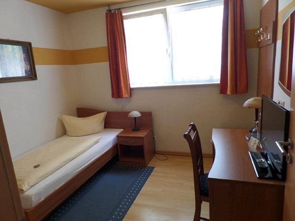 Hotel Garni Heuschober Фридрихсхафен Экстерьер фото