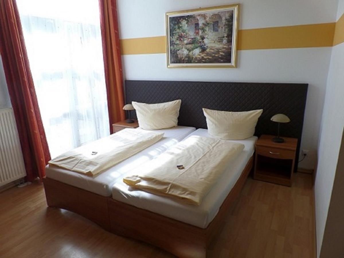 Hotel Garni Heuschober Фридрихсхафен Экстерьер фото
